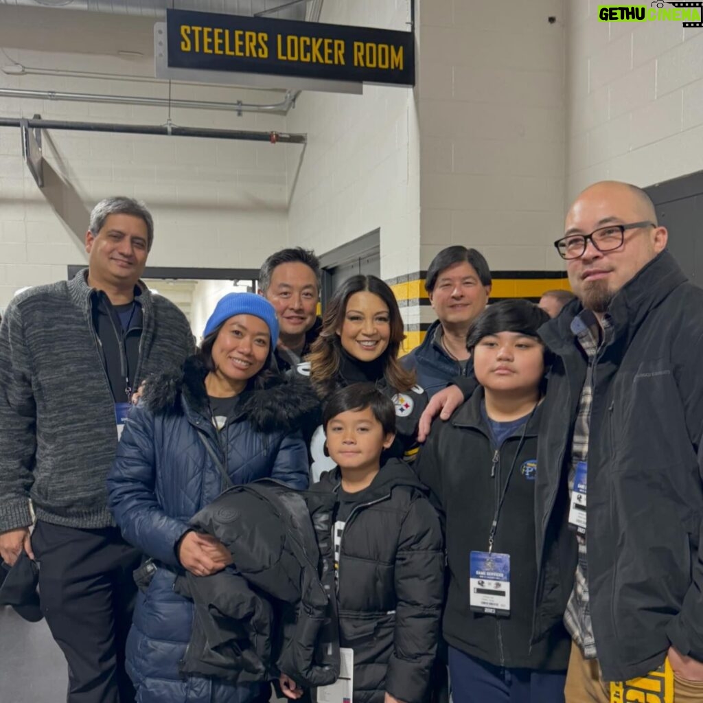 Ming-Na Wen Instagram - Not the outcome we wanted tonight, 😪but it was still an exhilarating homecoming to be on the field with the @steelers and my family and friends! ☺️ 👏🏼🖤💛 Great to meet the Rooneys, see my buddy @mrpatrickfabian and meet the members of @styxtheband. Being on the field was such a high! Thank you to Dave Hoss, John Wodarek and Noah for making this a most awesome experience! The fans rocked the towel twirl and I loved seeing them continue to cheer #theSteelers on with pure devotion and passion! But even though they rallied, no go tonight. 😪 Next one! 🖤💛🖤💛