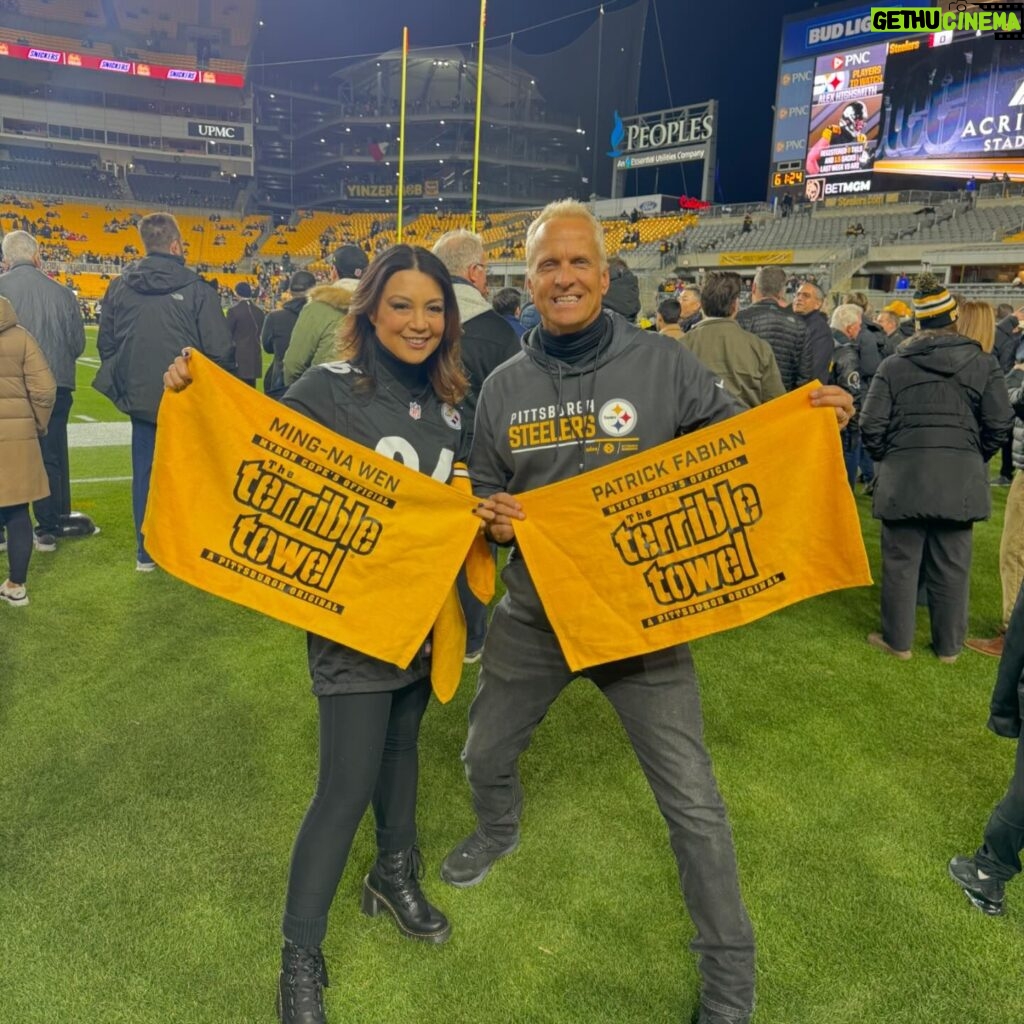 Ming-Na Wen Instagram - Not the outcome we wanted tonight, 😪but it was still an exhilarating homecoming to be on the field with the @steelers and my family and friends! ☺️ 👏🏼🖤💛 Great to meet the Rooneys, see my buddy @mrpatrickfabian and meet the members of @styxtheband. Being on the field was such a high! Thank you to Dave Hoss, John Wodarek and Noah for making this a most awesome experience! The fans rocked the towel twirl and I loved seeing them continue to cheer #theSteelers on with pure devotion and passion! But even though they rallied, no go tonight. 😪 Next one! 🖤💛🖤💛