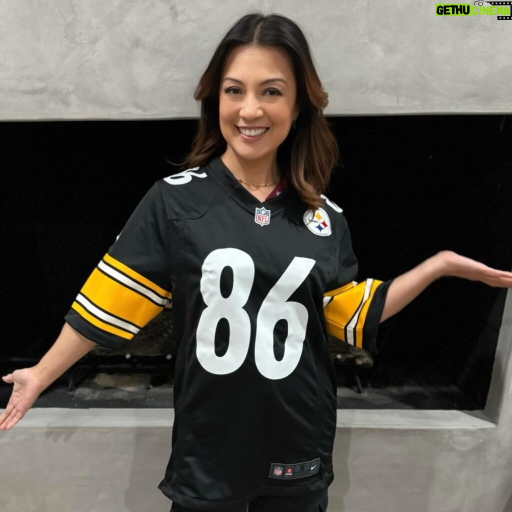 Ming-Na Wen Instagram - 🖤💛Go, STEELERS!!🖤💛 Look who's twirling the #terribletowel tomorrow at Arcisure Stadium!! I am honored and excited to be kicking off the game tomorrow (Steelers vs Patriots ) in my hometown of Pittsburgh, PA! 🏈🏈🏈🏈🏈🏈🏈 Soooo excited! See all you Yinzers there!! Thank you to the @steelers for my own named jersey! I LOVE IT!❤️🥰😘 🖤💛🖤💛🖤💛@nfl #pittsburghgirl