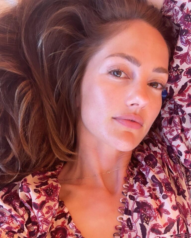 Minka Kelly Instagram - pre morning tea. clean skin. rested and ready.