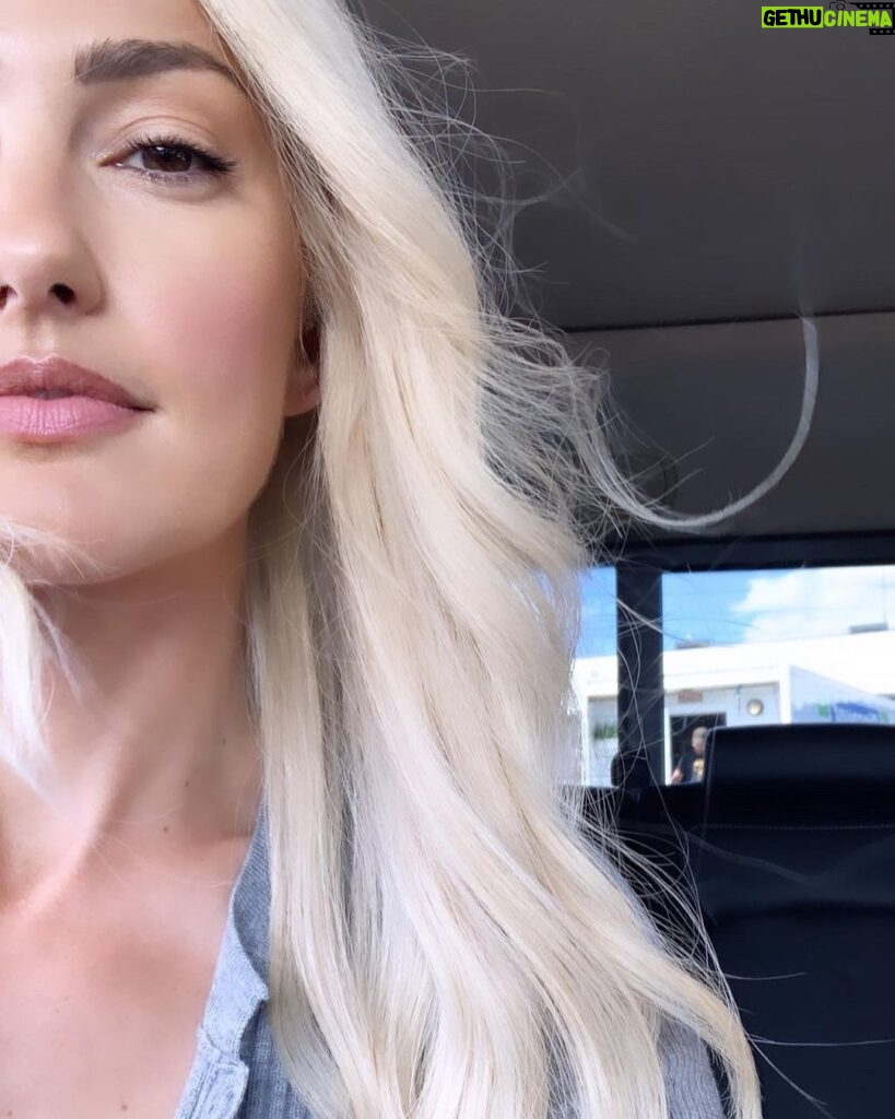 Minka Kelly Instagram - episode 11 streamin’ now. directed by the incredible, will go to any length to get the shot @shelton9mil. @dcutitans @thedcuniverse 💙🕊