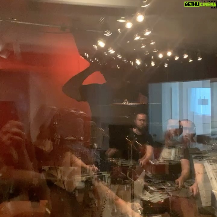 Minka Kelly Instagram - I’ve always said that if I could ever have a super power it would be the ability to sing. But alas I am a mere mortal 😌 For this episode I knew we had a karaoke scene and I knew I’d be singing with @alanritchson who I also happened to know, as some of you may have seen, is an actual singer. That is him singing. SO I thought I’d do you all the favor of bringing in a voice double. Sorry to let anyone down if you thought that was actually me singing. But also, you’re welcome 😉 Gotta give credit where credit is due. Swipe to meet my friend with the gorgeous voice, @kylieberryofficial and our voice coach @dopeearthalien. We had so much fun recording this and making sure it looked like I was actually able to pull this song off. Thank you my ladies. I love you muchly! 🎤🍌🎤 @dcutitans @thedcuniverse