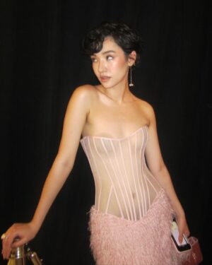 Minnie Mills Instagram - Always an honor @goldhouseco <3 thanks for a golden night ✨

Big big thanks to my wonderful team:

Styling: @sarahslutsky asst. @carlee___ @miacstella 
Makeup: @danielcoronadobeauty 
Haircut: @danawillcutyou 

Photos: @cxchoi