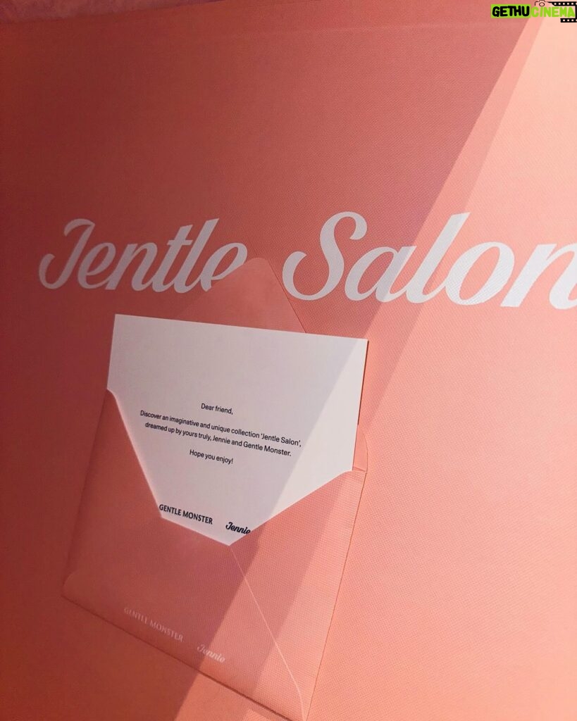 Mint Suchada Sonpan Instagram - “Stay tuned for the upcoming “Jentle Salon” collection, available on 5.1”💐 @gentlemonster @jennierubyjane #GENTLEMONSTER #JENTLESALON #GENTLEMONSTERXJENNIE