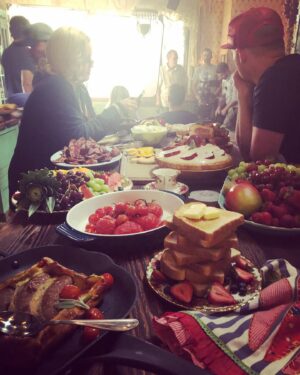 Miranda Otto Instagram - Missing Hilda’s breakfast spread. 🖤😢 🎂 🥖 🥯 🍳 🥚 #hildaskitchen #caos #sanrinanetflix