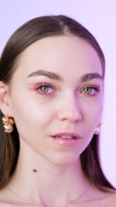 Miray Akay Instagram - Hadi gelin Maybelline New York ile gün boyu kalıcı, ışıltılı ve rengarenk yaz makyajını beraber yapalım🌸💓 @makyajsehirde #maybellinetr #işbirliği