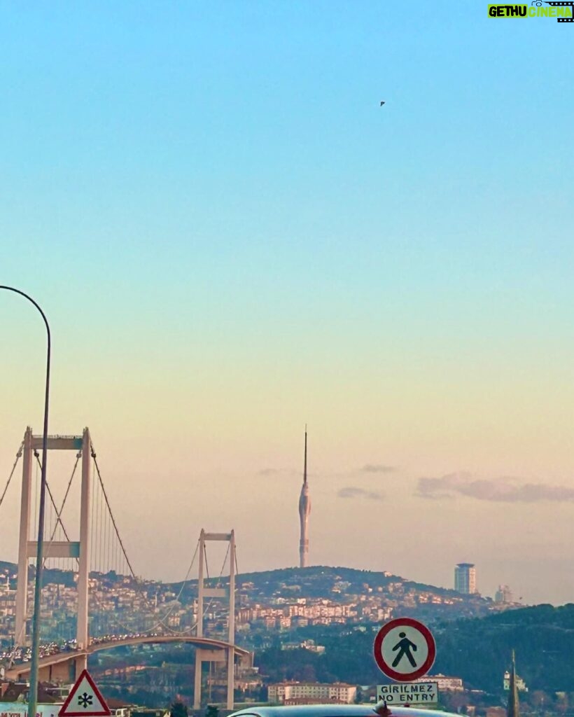 Miray Akay Instagram - Köprü trafiğinde yapılacak aktivite ; FOTOĞRAF ÇEKİLMEK 😀