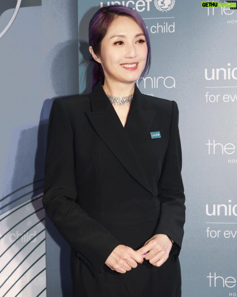 Miriam Yeung Chin-Wah Instagram - 新一年祝願大家身體健康，重新再出發 #Unicef #UnicefHK #聯合國兒童基金香港委員會 #GalaDinner #ForEveryChild 從2004年開始，不知不覺間一起走過近20年💜