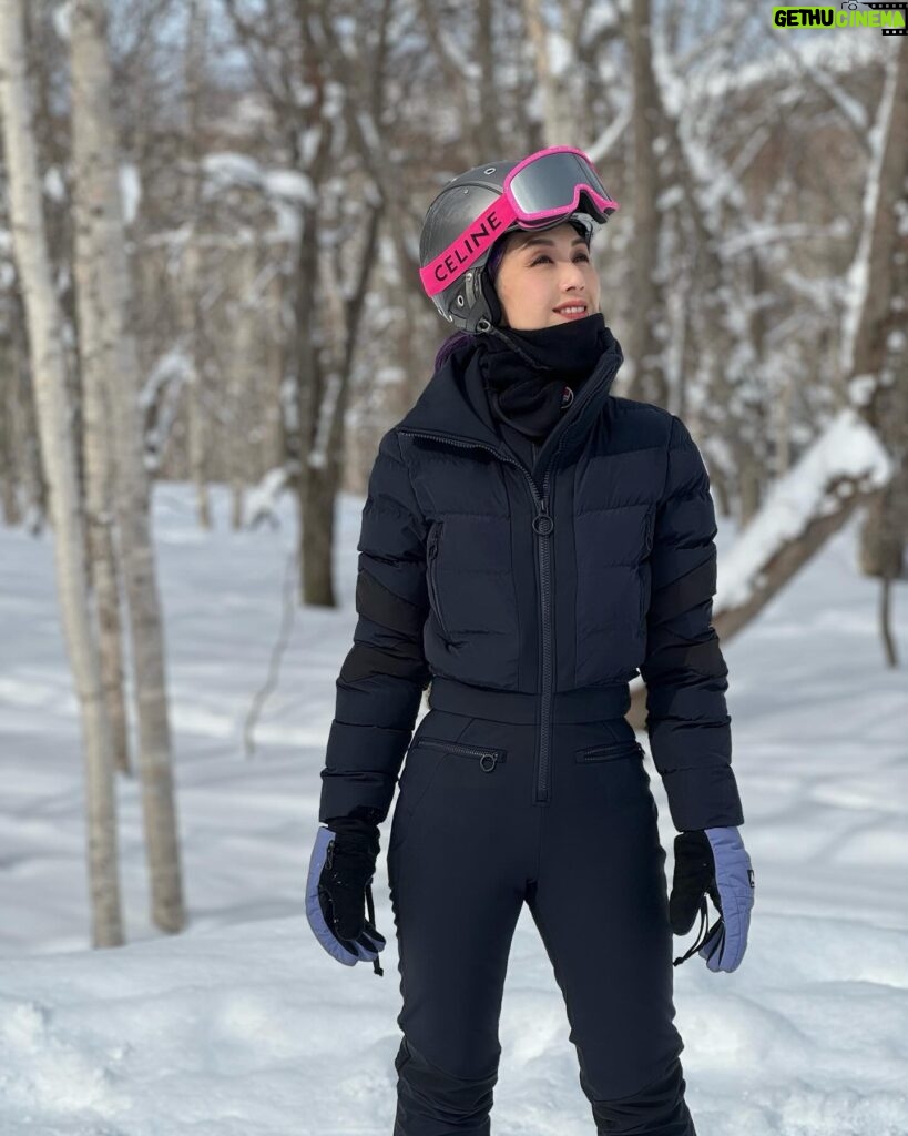 Miriam Yeung Chin-Wah Instagram - 農曆新年前後為了演出和準備宴客食物忙個不停🥂 終於可以偷閑休息一下⛷️ 我很喜歡滑雪，很喜歡冬天，人生有很多冬天的故事。 雖然還沒練到高超的技術 但我卻超級快樂⛷️