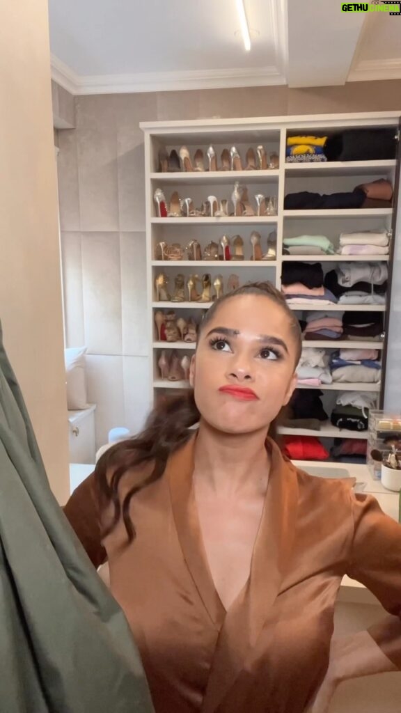 Misty Copeland Instagram - 🫣 So I may have not listened to most of your votes on the last video but I couldn’t resist this @harbison.studio dress for my visit to @jacobspillow yesterday! What do you think? Styled by @kahlihaslam Shoes @giuseppezanotti Hair @jefffrancishair Makeup @jojoblush Jewelry @davidyurman Clutch @judithleiberny