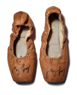 Misty Copeland Instagram - What an honor to have my pancaked pointe shoes in the @smithsonian 🩰 

Did you know Black and Brown dancers will pancake their shoes (usually with over the counter foundation) to match their skin color? 

It’s customary in ballet to create a long line from your leg to your shoe, however the traditional “European pink” shoes aren’t the right color for many Black and Brown ballerinas. 

Only recently have companies begun to provide colors of all shades but there is always room for more inclusivity! Sign my petition at the link in bio for Apple to provide more shades of the pointe shoe emoji 🩰