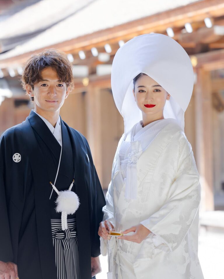 Miyū Ikeda Instagram - ． ハワイ挙式から約1ヶ月後の4月に 京都でも式を挙げてきました⛩️ 士門が京都人なのでたくさんの親族のために 実は元々京都だけでやる予定だったの！ ハワイと立て続けでバタバタだったけど、 ドレスと白無垢どちらも着れてどっちも違った良さがあって また @watabewedding さまさまでした💍🤍 ゲストの人数も考えて 挙式は上賀茂神社、披露宴は @okakuen で 素敵な場所でほぼ親族だけで最高の時間を過ごせました♡ 披露宴では色打掛も着たからそれはまた改めて写真upします🫶🏾 ハワイに続いてまたまたたくさん投稿続きますが 飽きずにお付き合いください🥹！