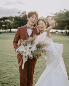 Miyū Ikeda Instagram - ． 結婚して1年5ヶ月が経ち、 やっと結婚式を挙げることができました💍 しかもハワイという最高すぎる場所で🌺♡ 正直、1年半経って新婚ほやほや感が無かったし ファーストミートの時もあんまり実感湧かなかったのに いざ式始まってパーティまで めちゃくちゃ泣いてめちゃくちゃ笑ってた😂🤍 大好きな家族と友達たちもわざわざハワイまで来てくれて 本当に100点満点すぎる日になりました♡ 去年の夏から打ち合わせを何度も重ねて、 内装とかブーケのデザインも オーダーしてたより遥かに可愛くて💐 打ち合わせのスケジュール合わせも大変だったのに 当日も何から何までサポートして頂いた @watabewedding 様様過ぎた🥹🤍 写真がありすぎて しばらく結婚式投稿多くなりそうですが お付き合いください💒