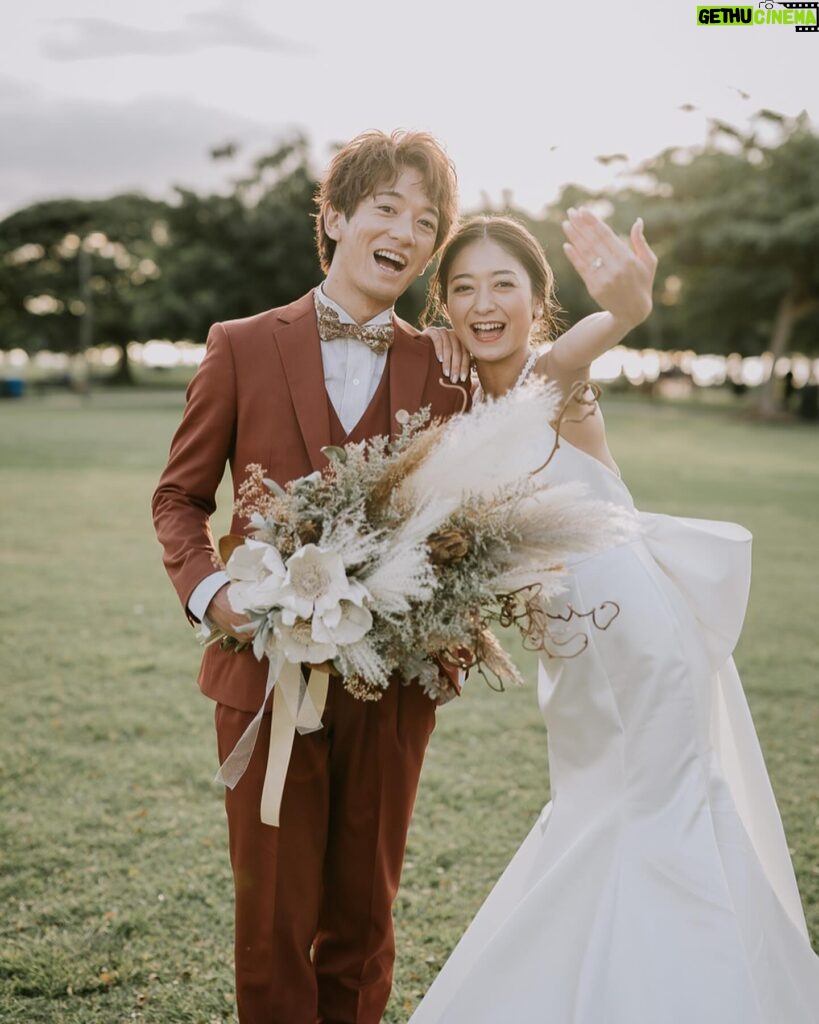 Miyū Ikeda Instagram - ． 結婚して1年5ヶ月が経ち、 やっと結婚式を挙げることができました💍 しかもハワイという最高すぎる場所で🌺♡ 正直、1年半経って新婚ほやほや感が無かったし ファーストミートの時もあんまり実感湧かなかったのに いざ式始まってパーティまで めちゃくちゃ泣いてめちゃくちゃ笑ってた😂🤍 大好きな家族と友達たちもわざわざハワイまで来てくれて 本当に100点満点すぎる日になりました♡ 去年の夏から打ち合わせを何度も重ねて、 内装とかブーケのデザインも オーダーしてたより遥かに可愛くて💐 打ち合わせのスケジュール合わせも大変だったのに 当日も何から何までサポートして頂いた @watabewedding 様様過ぎた🥹🤍 写真がありすぎて しばらく結婚式投稿多くなりそうですが お付き合いください💒