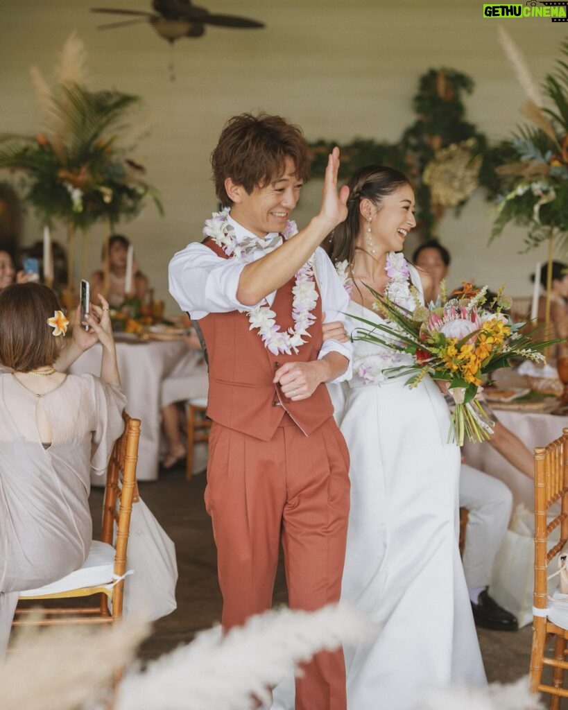 Miyū Ikeda Instagram - ． 結婚して1年5ヶ月が経ち、 やっと結婚式を挙げることができました💍 しかもハワイという最高すぎる場所で🌺♡ 正直、1年半経って新婚ほやほや感が無かったし ファーストミートの時もあんまり実感湧かなかったのに いざ式始まってパーティまで めちゃくちゃ泣いてめちゃくちゃ笑ってた😂🤍 大好きな家族と友達たちもわざわざハワイまで来てくれて 本当に100点満点すぎる日になりました♡ 去年の夏から打ち合わせを何度も重ねて、 内装とかブーケのデザインも オーダーしてたより遥かに可愛くて💐 打ち合わせのスケジュール合わせも大変だったのに 当日も何から何までサポートして頂いた @watabewedding 様様過ぎた🥹🤍 写真がありすぎて しばらく結婚式投稿多くなりそうですが お付き合いください💒