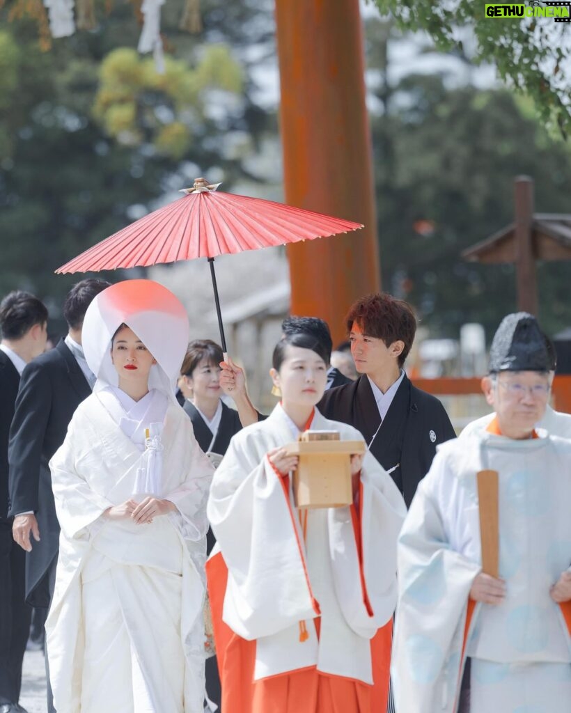 Miyū Ikeda Instagram - ． ハワイ挙式から約1ヶ月後の4月に 京都でも式を挙げてきました⛩️ 士門が京都人なのでたくさんの親族のために 実は元々京都だけでやる予定だったの！ ハワイと立て続けでバタバタだったけど、 ドレスと白無垢どちらも着れてどっちも違った良さがあって また @watabewedding さまさまでした💍🤍 ゲストの人数も考えて 挙式は上賀茂神社、披露宴は @okakuen で 素敵な場所でほぼ親族だけで最高の時間を過ごせました♡ 披露宴では色打掛も着たからそれはまた改めて写真upします🫶🏾 ハワイに続いてまたまたたくさん投稿続きますが 飽きずにお付き合いください🥹！