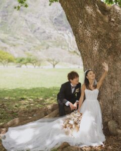 Miyū Ikeda Instagram - ． 別バージョンのウェディングドレス💐 挙式の次の日のフォトツアーで プロデュースしたもう1つのチュールドレスの オフショルになるロングチュール外したバージョン♡ 透け感あって柔らかい素材だから マーメイドドレスとは全く違う感じに💒 どっちのドレスが好き？ オフショルチュールあるバージョンは前の前の投稿みて🫶🏾