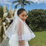 Miyū Ikeda Instagram – ．
たくさん質問が多かった結婚式前の美容系🧖🏾‍♀️🤍

まずはドレスを着るために1番は体！
元々ジムやらエステやらはずっと通ってるから
特別なことはあんまりしてないんだけど、

@taivi_gym のパーソナルジムに90分トレーニングを週1🏋🏽‍♀️
よくストーリーには載せてるんだけど、
自分の体の癖とかズレをみて体の根本を変えてくれるから
バリバリ鍛える！とかではなくて、
本来の正常の体に戻してくれて
だからこそ代謝が良くなって太りにくい体になるし
肩こりとか腰痛が全然なくなった！
結婚式前は背中とか肩周りを特にメインでやった！

@aione_0123 のエステと
@stormystonebyaq の薬石浴のセットを月1か月2🛁
5年前くらいから通ってるエステで
2人がかりでつま先から頭まで全身ごりっごりに流してくれるから
ファッションショー前とか大事な時の前は絶対！
薬石浴はサウナとかとは違った汗のかき方で
これぞデトックス！って感じ🌿

@aoyamahihuka_clinic で月1の肌のメンテナンス🫧
20歳超えてからニキビができやすい体質になって
色んなことしてきたけど今はここなしじゃ無理！
ダブルジェネシスがとにかくつやんつやんになってお気に入り♡
内服薬とオリジナルのスキンケア用品も毎回貰って
ホームケアもしっかりやってニキビとニキビ跡対策に！
式前は背中にビタミン導入もやってもらって
背中がツルンツルンでした👌🏾

@ily.b.c の医療脱毛を2ヶ月に1回！
前に1度だけやった医療脱毛が痛すぎて諦めてたんだけど
ここのは全然痛くないし、
日焼け大好きマンでも1ヶ月くらいあければできる医療脱毛！
まだ通い始めて3回目なんだけど
生えるスピードがかなり減ってきたから
完全に無くなるまで当分通い続ける🙆🏽‍♀️

@chipieee_tokyo のネイルを3週間に1回💅🏾
8.9年前のオープン時からネイルはずっとここ！
好みとか全てわかってくれてるし、
担当の @chipieee_chiko ちゃんはセンスが良すぎるから
アイデア思いつかない時はお任せにしても可愛くしてくれる🫶🏾
ブライダルネイルはシンプルすぎず、
仕事にも影響出ないホワイトとクリアの一癖ネイルにしました🤍

@chipieee_tokyo のパリジェンヌと眉毛メンテナンス👀
ネイルと一緒にいつもお願いしてて、6週間に1回ペースで！
とにかくぎゅいんぎゅいんに上げてくださいと、
眉毛は元々毛が長いから眉頭だけ上に上げて
他はナチュラルに流してくださいってオーダーしてます🌞

@log_shibuya で3週間に1回ヘアメンテ💇🏽‍♀️
L.O.Gも8年くらい通ってて
ずっと担当だった @yuuki_nagayama くんが紹介してくれた
@logshogo のバレイヤージュが最高！
半年に1回くらいブリーチしてメンテナンス！
トリートメントも最強だから
ハワイ行く当日の朝に行って整えてもらいました😂

そして大事な当日のヘアメイクは @naya__hairmakeup 🖤
最近はファッションショーとか撮影とかは
ほぼなやちゃんにお願いするくらい最強なヘアメイクさん🫶🏾
忙しい中ハワイまで来てくれて
フォトツアーとか全てのヘアも一緒に考えてくれた😩♡

こんくらいかな？
ちなみに式の3.4日前にハワイ着いたから
たくさん食べてたしたくさん日焼けしてたけど、
前日は半身浴しながら美顔器やったり
パックしたりして頑張ってたよ😂
ただやっぱり式前に限らず
日頃から色々やってるとかなり楽で最高の式になりました🤍💒

是非少しでも参考にしてもらえれば！