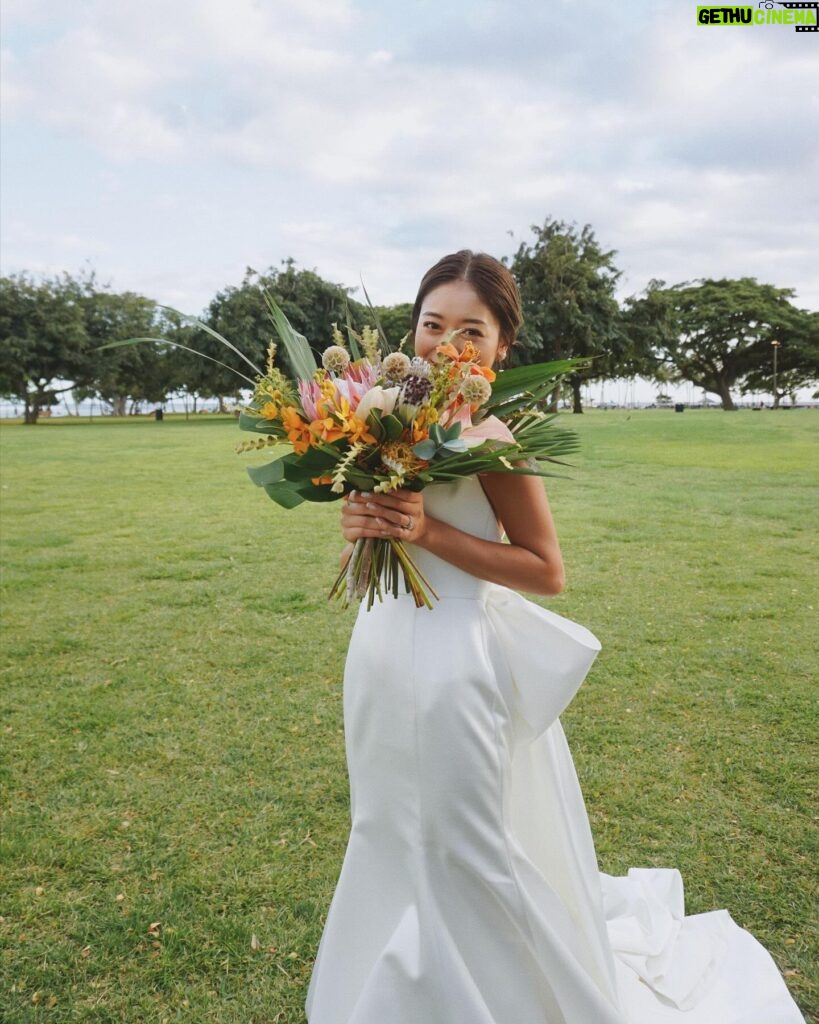 Miyū Ikeda Instagram - ． たくさん質問が多かった結婚式前の美容系🧖🏾‍♀️🤍 まずはドレスを着るために1番は体！ 元々ジムやらエステやらはずっと通ってるから 特別なことはあんまりしてないんだけど、 @taivi_gym のパーソナルジムに90分トレーニングを週1🏋🏽‍♀️ よくストーリーには載せてるんだけど、 自分の体の癖とかズレをみて体の根本を変えてくれるから バリバリ鍛える！とかではなくて、 本来の正常の体に戻してくれて だからこそ代謝が良くなって太りにくい体になるし 肩こりとか腰痛が全然なくなった！ 結婚式前は背中とか肩周りを特にメインでやった！ @aione_0123 のエステと @stormystonebyaq の薬石浴のセットを月1か月2🛁 5年前くらいから通ってるエステで 2人がかりでつま先から頭まで全身ごりっごりに流してくれるから ファッションショー前とか大事な時の前は絶対！ 薬石浴はサウナとかとは違った汗のかき方で これぞデトックス！って感じ🌿 @aoyamahihuka_clinic で月1の肌のメンテナンス🫧 20歳超えてからニキビができやすい体質になって 色んなことしてきたけど今はここなしじゃ無理！ ダブルジェネシスがとにかくつやんつやんになってお気に入り♡ 内服薬とオリジナルのスキンケア用品も毎回貰って ホームケアもしっかりやってニキビとニキビ跡対策に！ 式前は背中にビタミン導入もやってもらって 背中がツルンツルンでした👌🏾 @ily.b.c の医療脱毛を2ヶ月に1回！ 前に1度だけやった医療脱毛が痛すぎて諦めてたんだけど ここのは全然痛くないし、 日焼け大好きマンでも1ヶ月くらいあければできる医療脱毛！ まだ通い始めて3回目なんだけど 生えるスピードがかなり減ってきたから 完全に無くなるまで当分通い続ける🙆🏽‍♀️ @chipieee_tokyo のネイルを3週間に1回💅🏾 8.9年前のオープン時からネイルはずっとここ！ 好みとか全てわかってくれてるし、 担当の @chipieee_chiko ちゃんはセンスが良すぎるから アイデア思いつかない時はお任せにしても可愛くしてくれる🫶🏾 ブライダルネイルはシンプルすぎず、 仕事にも影響出ないホワイトとクリアの一癖ネイルにしました🤍 @chipieee_tokyo のパリジェンヌと眉毛メンテナンス👀 ネイルと一緒にいつもお願いしてて、6週間に1回ペースで！ とにかくぎゅいんぎゅいんに上げてくださいと、 眉毛は元々毛が長いから眉頭だけ上に上げて 他はナチュラルに流してくださいってオーダーしてます🌞 @log_shibuya で3週間に1回ヘアメンテ💇🏽‍♀️ L.O.Gも8年くらい通ってて ずっと担当だった @yuuki_nagayama くんが紹介してくれた @logshogo のバレイヤージュが最高！ 半年に1回くらいブリーチしてメンテナンス！ トリートメントも最強だから ハワイ行く当日の朝に行って整えてもらいました😂 そして大事な当日のヘアメイクは @naya__hairmakeup 🖤 最近はファッションショーとか撮影とかは ほぼなやちゃんにお願いするくらい最強なヘアメイクさん🫶🏾 忙しい中ハワイまで来てくれて フォトツアーとか全てのヘアも一緒に考えてくれた😩♡ こんくらいかな？ ちなみに式の3.4日前にハワイ着いたから たくさん食べてたしたくさん日焼けしてたけど、 前日は半身浴しながら美顔器やったり パックしたりして頑張ってたよ😂 ただやっぱり式前に限らず 日頃から色々やってるとかなり楽で最高の式になりました🤍💒 是非少しでも参考にしてもらえれば！