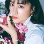 Mizuki Yamamoto Instagram - ⋆⸜☾⸝‍⋆ 今月号のCLASSY.の、Diorさんのページで素敵なお花と撮影しました☆ 追記 2枚目の写真切れちゃって、、、 切れてない写真を、ストーリーに貼りました(> <)