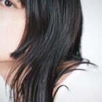 Mizuki Yamamoto Instagram - ⋆⸜☾⸝‍⋆ 瑠璃色のまつ毛だって。 お気に入りのだるだるニット。 ネックレスは、昔メーテル記念に頂いたもの。