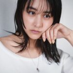 Mizuki Yamamoto Instagram - ⋆⸜☾⸝‍⋆ 瑠璃色のまつ毛だって。 お気に入りのだるだるニット。 ネックレスは、昔メーテル記念に頂いたもの。