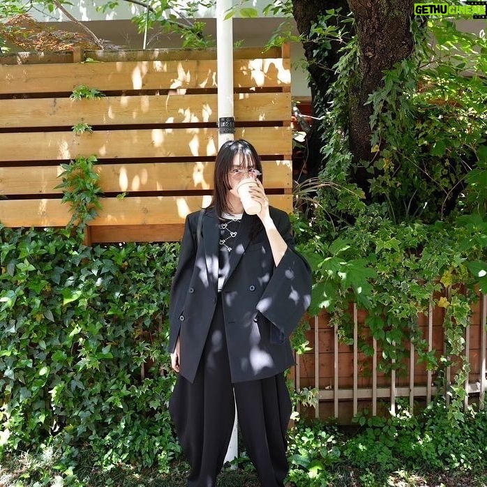 Mizuki Yamamoto Instagram - ⋆⸜☾⸝‍⋆ 木漏れ日が綺麗でした。 モノトーンのミッキーもさりげなく。 #PR #さりげなミッキー #日常にちょっと魔法を #disney #ディズニー #ディズニーグッズ #ミッキーグッズ #royalparty #ロイヤルパーティー