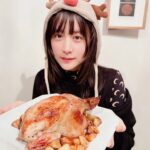 Mizuki Yamamoto Instagram - ⋆⸜☾⸝‍⋆ 遅れました。 メリークリスマスでした。 子の被り物を借りました。 恒例の丸鶏も焼きました。
