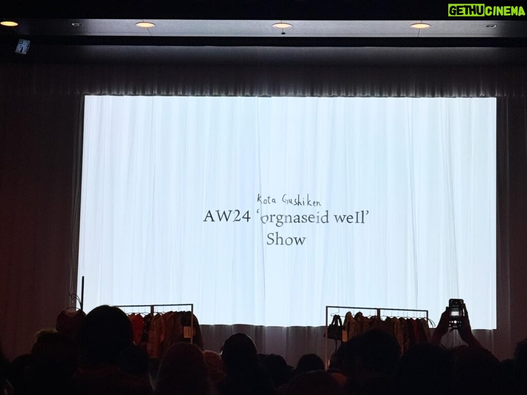 Mizuki Yamamoto Instagram - ⋆⸜☾⸝‍⋆ なんだか写真がおかしくなってたので載せ直しました(> <) Kota Gushiken AW24 Show 'orgnaseid well' 大好きな具志堅さんのニットで。 そしてまさかのお久しぶりの好井さん！ ショーに出演されていました！ びっくり！会えて嬉しかったー！