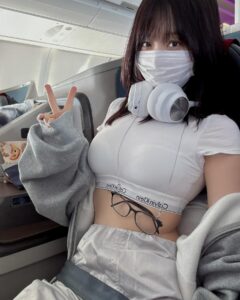 Moe Iori Instagram - 飛行機楽しかった！ でもずっと寝てたから8時間あっという間だったなぁ✈️ このカルバンクラインのトップスが凄く便利でカップ付きTシャツだからこれ一個で楽ちん可愛いスタイルなの嬉しい🥳 #steelseries #ジャカルタ