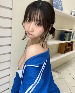 Moe Iori Instagram - あおいろ

 #きゅるん  #グラビア