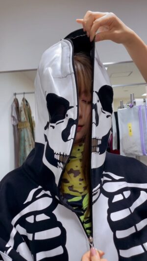 Moka Kamishiraishi Instagram - パリピ孔明　1話ハロウィンシーンの英子
こんな登場の仕方でした！💀

パリピ孔明の衣装はすべて、 @babymixbaby によるスペシャルなスタイリングです。チームbabyでないと作れなかった世界。
遊び心あるスタイリングが本当に好きだったな！🌈

#パリピ孔明