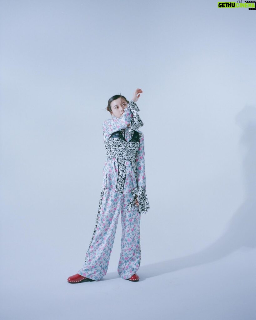 Moka Kamishiraishi Instagram - 📕「装苑」5月号 ファッション愛について🫶 服は言葉を発さなくとも自分を表すことができる、名刺のようなものだと感じます。大好きな服に愛される自分でありたい。ぜひお手に取ってください！本日発売