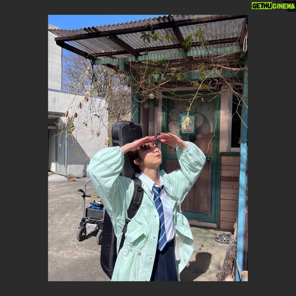 Moka Kamishiraishi Instagram - スピッツ「美しい鰭」MVと 短編「烏滸がましい鰭」に出演させていただきました。 監督は松居大悟さんです。 なんてこったーーーーという、爆発しそうな気持ちを抑えながら、いえ抑えきれず、とても幸せな時間を過ごしました。 短編「烏滸がましい鰭」をみると、またMVの見方も変わってきますので、お楽しみに！ 「美しい鰭」がたくさんの人の心に届き、それぞれの日々を力強く泳いでいけますように🐟