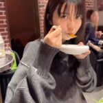 Moka Kamishiraishi Instagram – <日記>
先日、すこしおやすみをいただき、友達と韓国へショートトリップしてきました。はじめての韓国に胸はときめき、胃袋は膨れあがり、ハートはぽかぽか。❤️‍🔥韓国に詳しい友達による分刻みのスケジュールに甘えて、私はカルガモの子供のようにただただついて行くだけでした。四六時中話して、たらふく食べて、たのしかったなあ。ともだちはいいもんだあ。また美味しいものを求めて旅行したいです。✈︎
