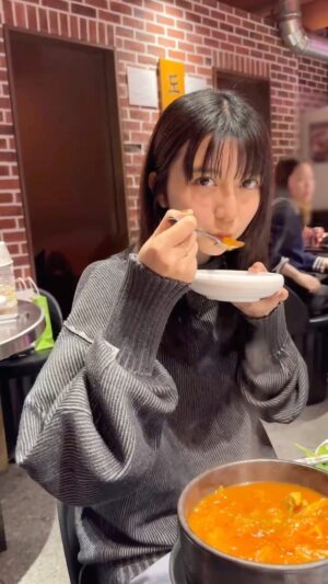 Moka Kamishiraishi Instagram - <日記>
先日、すこしおやすみをいただき、友達と韓国へショートトリップしてきました。はじめての韓国に胸はときめき、胃袋は膨れあがり、ハートはぽかぽか。❤️‍🔥韓国に詳しい友達による分刻みのスケジュールに甘えて、私はカルガモの子供のようにただただついて行くだけでした。四六時中話して、たらふく食べて、たのしかったなあ。ともだちはいいもんだあ。また美味しいものを求めて旅行したいです。✈︎