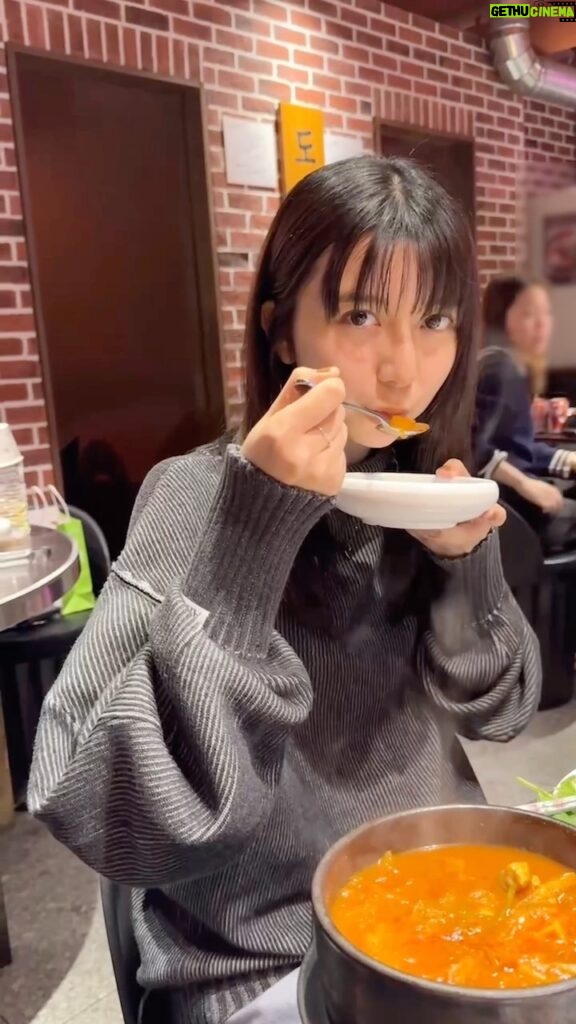 Moka Kamishiraishi Instagram - 先日、すこしおやすみをいただき、友達と韓国へショートトリップしてきました。はじめての韓国に胸はときめき、胃袋は膨れあがり、ハートはぽかぽか。❤️‍🔥韓国に詳しい友達による分刻みのスケジュールに甘えて、私はカルガモの子供のようにただただついて行くだけでした。四六時中話して、たらふく食べて、たのしかったなあ。ともだちはいいもんだあ。また美味しいものを求めて旅行したいです。✈︎
