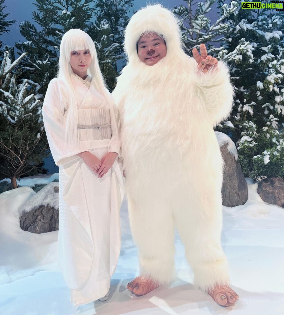 Moka Kamishiraishi Instagram - NHK「LIFE!冬1」ありがとうございました☃️ 5本ものコントに出演させていただきました！ 5本とも笑いを堪えるのに必死で丹田に力を入れまくりました。 中でも強烈だった雪女ショット🌬️ ドラムさんと写真を撮っていただきました！ #life人生に捧げるコント