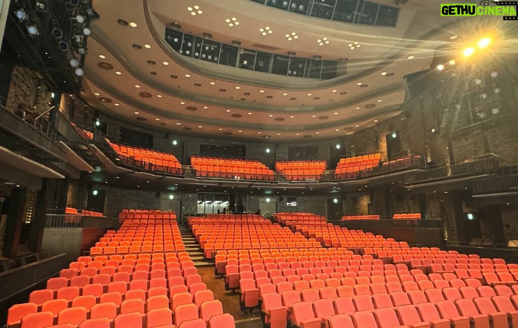 Moka Kamishiraishi Instagram - 「リア王」東京千穐楽でした。 25公演、全員で駆け抜けることができました。 どこまでも奥深く美しいシェイクスピアの言葉の森で迷ったり見つけたり。本当に楽しい日々でした。 これから新潟、愛知、大阪、福岡、長野にお邪魔します。 お越しくださったみなさまありがとうございました！東京芸術劇場プレイハウス、だいすきだ！♡