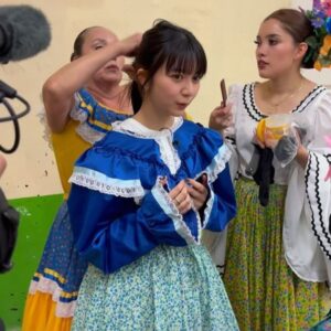 Moka Kamishiraishi Instagram - 大切な友人から「人の色彩感覚って幼い頃に見たもので決まるらしいよ」と教わったことがある。6歳から9歳まで3年間過ごしたメキシコは、15年ぶりに訪れても変わらず彩り豊かな場所だった。ここで生きて感じたことが、いまの自分を形作っているのだろうなあと改めて感じた。
匂いが、音が、風の肌ざわりが、たくさんたくさん覚えていたなあ。

心から言えます
「ここがわたしのアナザースカイ、メキシコ！！」
観てくれてありがとうございました🇲🇽
#アナザースカイ #メキシコ