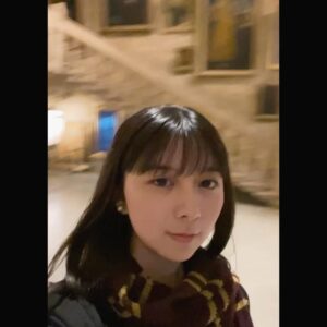 Moka Kamishiraishi Instagram - ワーナーブラザース スタジオツアー 東京にて
クリスマス点灯式に参加させていただきました🎄
わたし自身も魔法にかけられたような時間で幸せでした。
ハリーポッターといえばクリスマス！なので、
ライトアップされた素敵な空間にみなさまも足を運んでみてください〜  メテオロジンクス🪄
#ハリーポッタースタジオツアー #ドビー