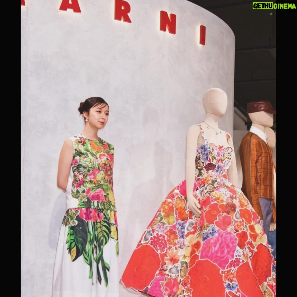 Moka Kamishiraishi Instagram - 今年でブランド創立30周年を迎えるマルニは、“FLOWER GARDEN”をテーマにしたポップアップを伊勢丹新宿店 本館1階 ザ・ステージにて開催中です。 お花のパッチワークをモチーフとした新作のワンピースは、1枚の絵画を纏うような高揚感がありました。🌼 美術館へ出向くような感覚で、ぜひ足を運んでください！ #MARNI