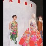 Moka Kamishiraishi Instagram – 今年でブランド創立30周年を迎えるマルニは、“FLOWER GARDEN”をテーマにしたポップアップを伊勢丹新宿店 本館1階 ザ・ステージにて開催中です。
お花のパッチワークをモチーフとした新作のワンピースは、1枚の絵画を纏うような高揚感がありました。🌼
美術館へ出向くような感覚で、ぜひ足を運んでください！

#MARNI