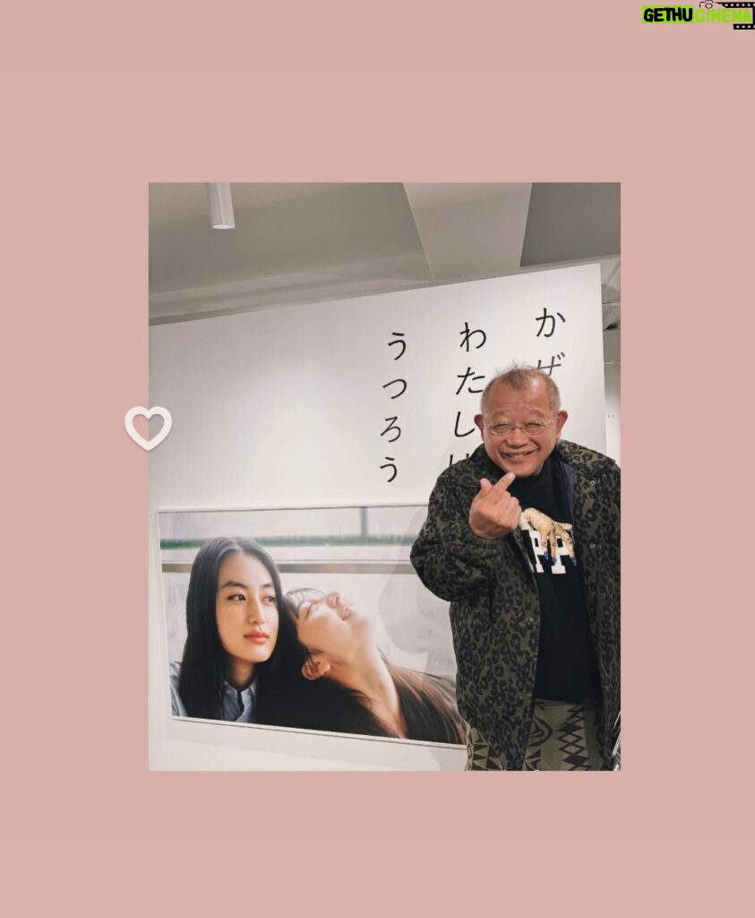 Moka Kamishiraishi Instagram - 初の写真展 かぜとわたしはうつろう が無事に最終日を迎えました。来てくださったみなさま、心を寄せてくださっていたみなさま、ありがとうございました！ 2200名以上のみなさまにお越しいただき、感想ノートは8冊にもなりました。愛がいっぱいだ… ただただ写真が好きだったわたしに、こんな日が来るなんて思いもしなかった　形にできたことをしあわせに思います。 これからも胸のときめくことをしていたい 訪れてくださったみなさまが、うつろいゆくすべての感情を大切にしていけますように。 またお会いする日まで🤝 #かぜとわたしはうつろう