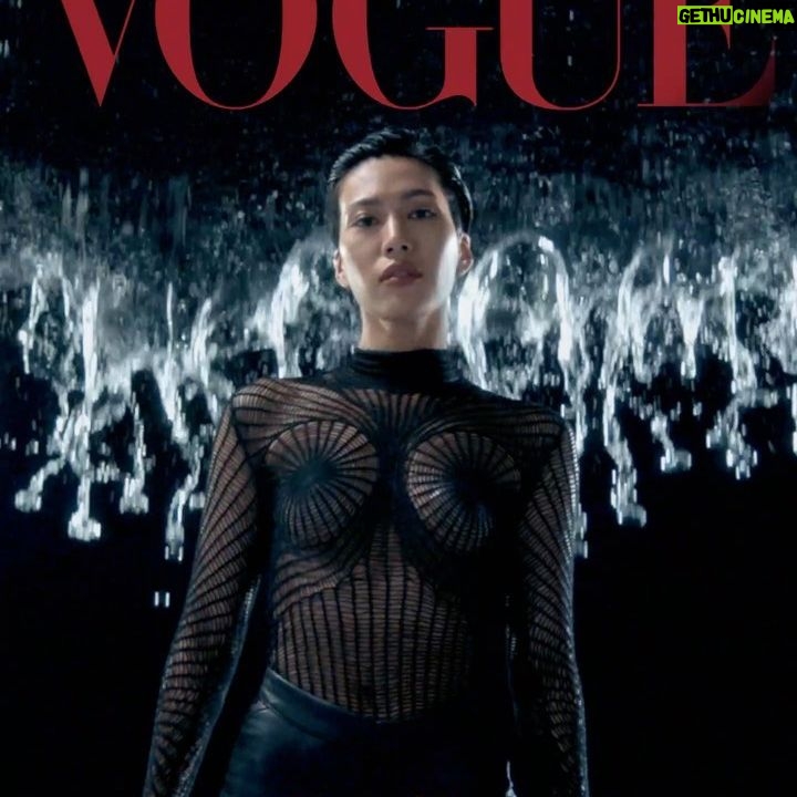 Molly Chiang Instagram - Digital Cover for Vogue Taiwan🌪 I dare myself. @voguetaiwan Happy to share this project I did with Vogue Taiwan! I actually cut my hair for half a year, and been hiding it this whole time and now I can finally let everyone see the new Molly! 🙌🏾Thank you Vogue Taiwan and the amazing production team for completing this epic work.I can't wait to share more! I’m absolutely in love with this project , stay tune❤️ - 大家點到 @molly_chiang 頁面看 有三個版本的Vogue 數位封面 告訴我你最愛哪一版🖤 - 人生最該不斷挑戰的敵人就是自己 當你敢不斷挑戰自己的底線 你便慢慢開始沒有極限 即使別人不看好你 你也要永遠看好你自己 終於可以分享這件事了 隱藏了半年之久 今天我終於能夠讓大家看見全新的莫莉 其實我在去年12月為了拍攝電影 就已經把自己的頭髮給剪掉了 就這樣戴了半年的假髮生活 沒錯 這半年在社群上你們看到所有的造型都是假髮（沒在開玩笑 很開心能以全新的樣貌 在這個月登上Vogue數位封面人物 這一刻對我來說意義重大 嶄新的自己 準備再出發 這次的數位封面企劃彷彿做了一場夢 覺得自己很幸運集結了各方都全力以赴的製作團隊 他們真的做到快爆肝（？ 這就是我上次說拍了20個小時的大拍攝 三版數位封面先分享大家 三段影片其實還有一部長片版本 在5/26晚上21：00會分享給大家看 敬請期待我這三天更多的分享 同時也會分享這半年我到底是如何隱藏頭髮過生活的Vlog 莫寶 允許我大大洗版可以吧🥰😛 - Editor-in-Chief＿Leslie Sun @sunles Digital Director＿Amber YenChen Lo @yenchenlolo Project Managing Editor＿Vanessa Yu @vanessayuisgood Creative Director＿Yii Ooi @yiiooi Film Director＿Wang Yu @jeffwangyu Text＿September Leu；Edit＿Tiffany Leu @its_yiling Director of Photography＿Pan Xing You @Panstarr Stylist＿Yii Ooi Makeup＿Sting Hsieh @stinghsieh Hair＿Sydni Liu @sydni_q @zoomhairstyling Producer＿Johnny Chiang Set Design＿51 WU Cgi Artist＿Yaga Animation @yaga_animation Original Music＿Audioforce @audioforceofficial Sound Design＿Chiao Chen @chiaochen Visual Effects＿Jian Yu Wei Supervising Colorist＿8g Studio Stylist Assistant : Yanling Chen , Poga Lin Hair Assistant : Chen Han Zhi SPECIAL THANKS @AudemarsPiguet #AudemarsPiguet #CODE1159 @VogueTaiwan #VogueTaiwan