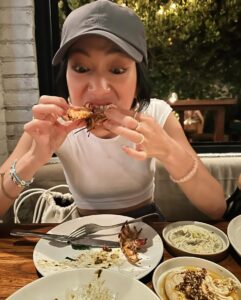 Molly Chiang Instagram - Daily life in Bali 🤍🩵 #VALENTINOGARAVANI @maisonvalentino - 會不會放背影照大家直接略過？😂 別略過我是莫莉（？） 此篇峇里島美食可以收藏 💙 看完一系列峇里島 @amankila 的分享後 接下來我們移動到峇里島的Canggu區 昨天來到這裡的第一餐我們吃了一家印尼本地菜 也是網路好多人推薦的《Sun Sun Warung》 我們一致很愛這裡的炒飯 個人覺得必點 在這裡拍照也好有當地風情feel🥰 再來就是必去的咖啡廳《%》也可以去一下 麥力她們說咖啡是好喝的 門口拍起來也是很可愛✨ 就是我封面照這家 然後晚餐大家一定要去！！！！ 叫《LUMA》 超好吃餐廳又美氛圍又好 答應我一定要去 這套穿搭是休閒舒服風😂 但重點是為了搭配我的VALENTINO GARAVANI VLOGO POUF包 😍 有沒有覺得超可愛好像一顆泡芙包😘 金屬VLogo標誌掛在包上超特別😏 還可以調整的滑動肩帶 就可以肩背、斜背或手提🤍 新的魚尾裙跟鴨舌帽都是 @studiodoe 新款🤍 喜歡這套嗎？ P.S. 最後一張才是真實。