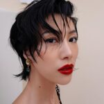 Molly Chiang Instagram - My makeup and hairstyle from last night❤️Make by myself & hairstyle by @miley_shen #Mytheresa #DolceGabbana #DGxMytheresa @mytheresa.com @dolcegabbana - 昨天活動幫自己化了個義大利紅唇媚眼妝 頭髮麥力來個義大利熱情捲 整個就是要很南義Feel😂 麥力雖然曬太陽很厭世 但還是很認真上班（？） 覺得這個妝髮如何？☺️
