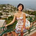 Molly Chiang Instagram - Back to my favorite place with @mytheresa.com x @dolcegabbana ❤️🍋 #Mytheresa #DolceGabbana #DGxMytheresa - 來你們自己說… 我是不是真的在義大利絲毫沒有違和感？🤣😂 我是不是真的有點適合這個畫面？？？😂 真的是我最喜歡的南義🥹 拍起來還是跟記憶中的一樣美！！！ 這次來Capri參加 @mytheresa.com & @dolcegabbana 發佈會活動 這篇的兩套衣服都是這一季新款 來南義真的就是要穿他們的衣服😜 就是這裡的衣服啊！！！ 為這裡而生的設計🥰 洋裝跟褲裝 這兩套你們喜歡哪一套？ 請投票！！！ 今天會陸續分享昨天活動的影片跟照片 可以來看我的裝扮有多Ready 🧏🏻‍♀️🤪❤️ P.S. 最後一張對比圖 明明在同個地方同台車 卻大不同 多不想曬太陽？以及多享受太陽？