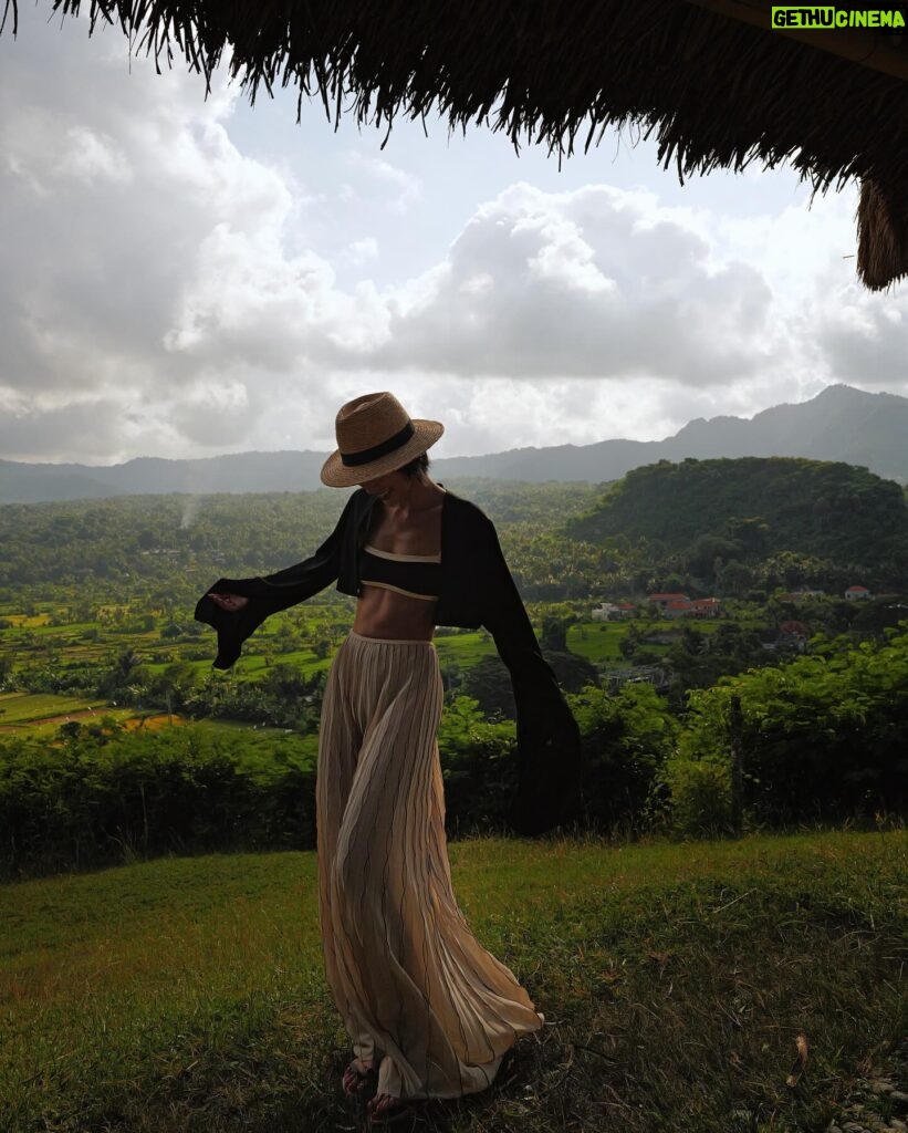 Molly Chiang Instagram - Having breakfast on the most beautiful hilltop, with breathtaking views of Bali’s countryside and the stunning ocean, is truly the epitome of relaxation and enjoyment. Amankila knows exactly how to create a serene and delightful breakfast experience. 🌿🌊🫶🏾 #Amankila #AmanResorts #AmanAdventures #Amanfoodie #AmanWellness #TheSpiritofAman - 認真說峇里島 @amankila 真的沒有讓我失望 不管是美麗程度、或是這裡的行程 真的都是很棒的體驗 大家記得第一部影片我有說Amankila 存在於山海之間 所以等於說來到這裡可以享受到兩種景緻 大海與山林左擁右抱 在這裡的最後一天早上 我們在最美的山丘上享用早餐 一邊可以欣賞到峇里島山林田野風景 一邊可以欣賞到蔚藍海景 在小涼亭愜意的放鬆吃早餐🌿🥹 然後整個Amankila隨便都能拍出美照 個人覺得如果要在飯店裡面、自己房間拍 穿這樣黑色、米色、白色系衣服也是都很配😚🤍🖤 自己也是很滿意這套色系與這裡的匹配程度😜😂 然後這件是褲裙喔☺️ 你們喜歡嗎🫶🏾