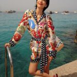 Molly Chiang Instagram - Back to my favorite place with @mytheresa.com x @dolcegabbana ❤️🍋 #Mytheresa #DolceGabbana #DGxMytheresa - 來你們自己說… 我是不是真的在義大利絲毫沒有違和感？🤣😂 我是不是真的有點適合這個畫面？？？😂 真的是我最喜歡的南義🥹 拍起來還是跟記憶中的一樣美！！！ 這次來Capri參加 @mytheresa.com & @dolcegabbana 發佈會活動 這篇的兩套衣服都是這一季新款 來南義真的就是要穿他們的衣服😜 就是這裡的衣服啊！！！ 為這裡而生的設計🥰 洋裝跟褲裝 這兩套你們喜歡哪一套？ 請投票！！！ 今天會陸續分享昨天活動的影片跟照片 可以來看我的裝扮有多Ready 🧏🏻‍♀️🤪❤️ P.S. 最後一張對比圖 明明在同個地方同台車 卻大不同 多不想曬太陽？以及多享受太陽？